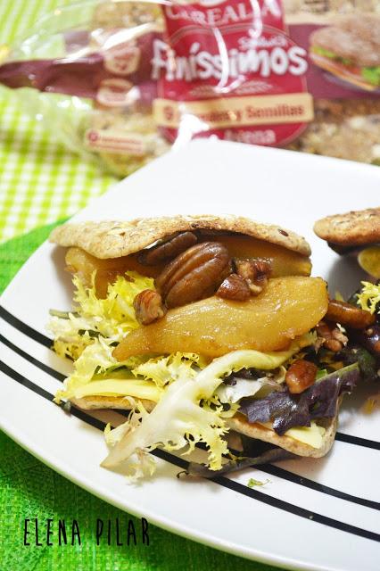 Sándwich de peras asadas a la sidra, nueces pecanas y queso