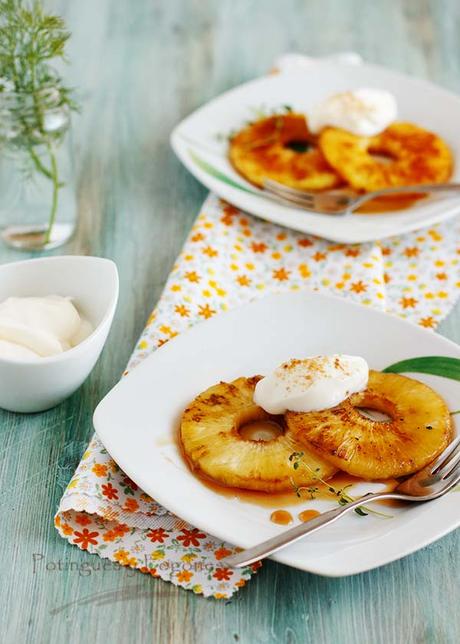 Piña caramelizada con sirope y crema de queso Piña caramelizada con sirope y crema de queso