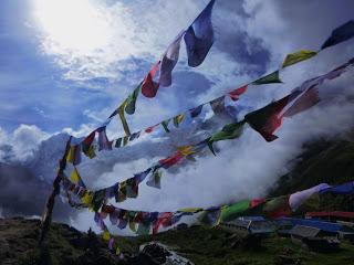 ANNAPURNA BASE CAMP ETAPA 4: DEURALI (3230 m) - ABC ( 4130 m) - CHOMRONG (2170 m) ANNAPURNA BASE CAMP ETAPA 4: DEURALI (3230 m) - ABC ( 4130 m) - CHOMRONG (2170 m)