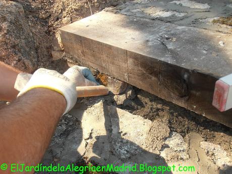 Tutorial para realizar escalones de madera y piedra en el jardín