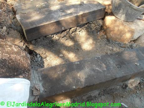 Tutorial para realizar escalones de madera y piedra en el jardín