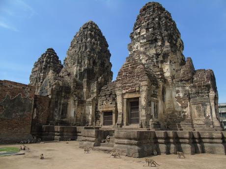 PHRA PRANG SAM YOD EL TEMPLO DE LOS MONOS EN LOPBURI TAILANDIA