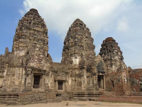 PHRA PRANG SAM YOD EL TEMPLO DE LOS MONOS EN LOPBURI TAILANDIA