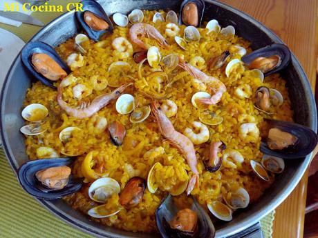 ARROZ EN PAELLA CON ALMEJAS, MEJILLONES, CALAMARES Y GAMBAS DE MALAGA