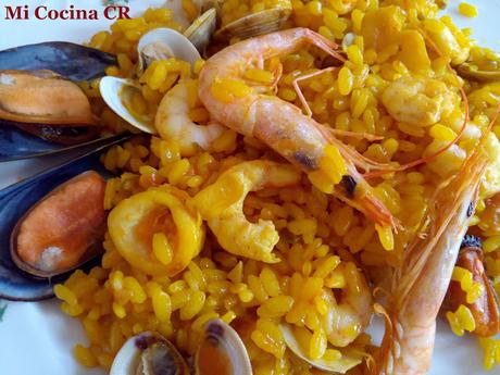 ARROZ EN PAELLA CON ALMEJAS, MEJILLONES, CALAMARES Y GAMBAS DE MALAGA