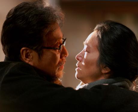 Manu Zapata_El cine (de estreno) fácil de leer_vivazapata.net_REGRESO A CASA_Gong Li y su marido, a punto de besarse