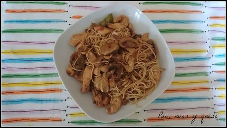 Fideos chinos con salsa de soja Fideos chinos con salsa de soja