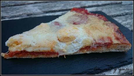 Pizza de longaniza y huevos de codorniz Pizza de longaniza y huevos de codorniz