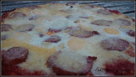 Pizza de longaniza y huevos de codorniz Pizza de longaniza y huevos de codorniz