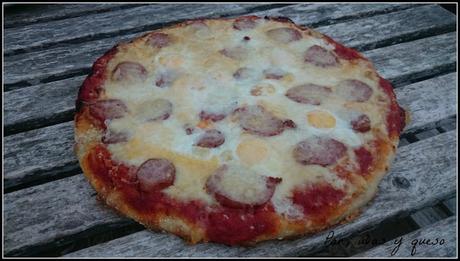 Pizza de longaniza y huevos de codorniz Pizza de longaniza y huevos de codorniz