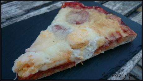 Pizza de longaniza y huevos de codorniz Pizza de longaniza y huevos de codorniz