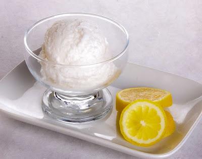 Helado de limón casero muy refrescante hecho sin heladera.