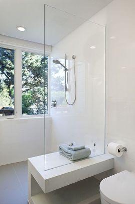 mampara transparente con asiento Asiento con doble uso: banco hacia la ducha, almacenaje hacia el lavabo.