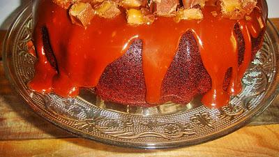 Bundt cake de chocolate y salsa de barritas de chocolate Mars®