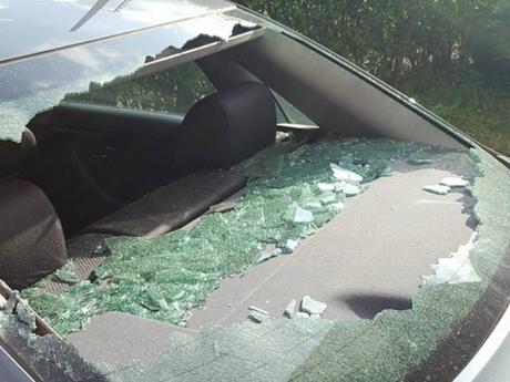 Migrantes musulmanes armados con palos y cuchillos están destrozando los ‘coches’ a los automovilistas sólo por diversión en Calaís. Facebook Calais 3