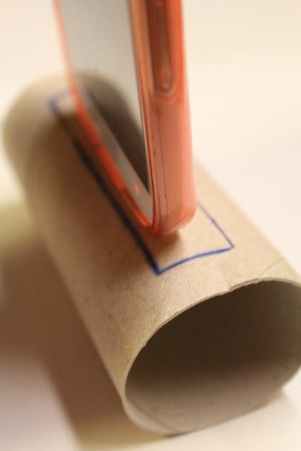 Como hacer un soporte para tu celular usando rollos de carton