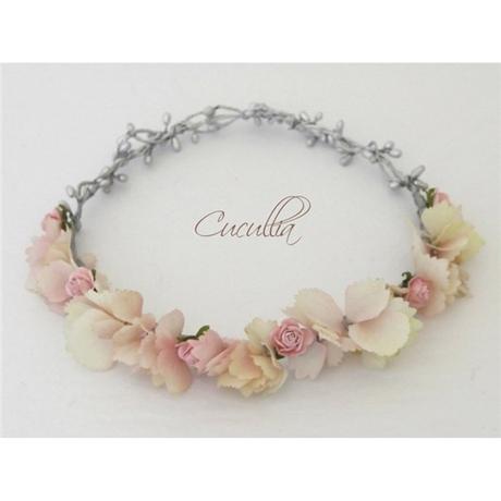 Qué complementos lucir el día de la boda, y cómo elegirlos Complementos para novias: corona de flores