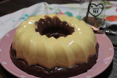 Gelatina de vainilla con base de chocolate Gelatina de vainilla con base de chocolate