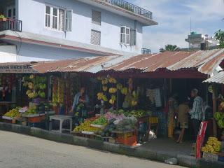 CARGANDO PILAS EN POKHARA CARGANDO PILAS EN POKHARA