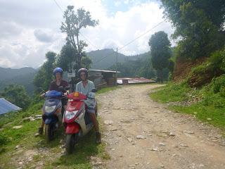 CARGANDO PILAS EN POKHARA CARGANDO PILAS EN POKHARA