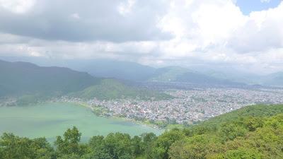 CARGANDO PILAS EN POKHARA CARGANDO PILAS EN POKHARA