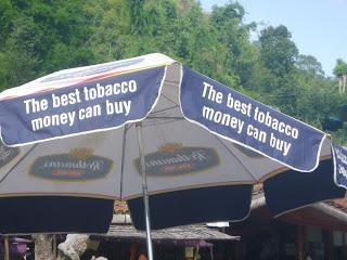 CARGANDO PILAS EN POKHARA CARGANDO PILAS EN POKHARA