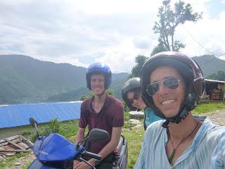 CARGANDO PILAS EN POKHARA CARGANDO PILAS EN POKHARA