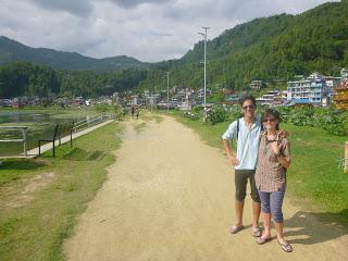 CARGANDO PILAS EN POKHARA CARGANDO PILAS EN POKHARA