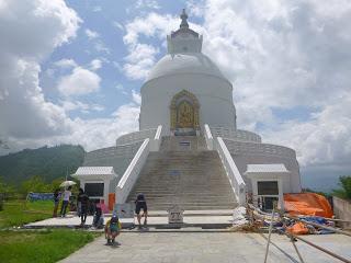 CARGANDO PILAS EN POKHARA CARGANDO PILAS EN POKHARA