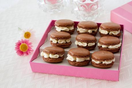 Macarons de chocolate rellenos de chocolate blanco Macarons de chocolate rellenos de chocolate blanco