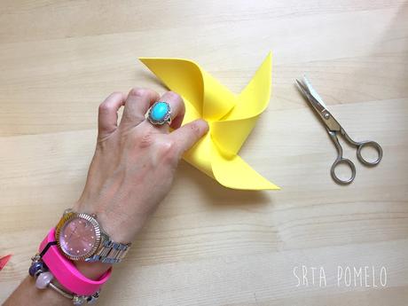 DIY: molinillos de viento con goma eva (videotutorial).