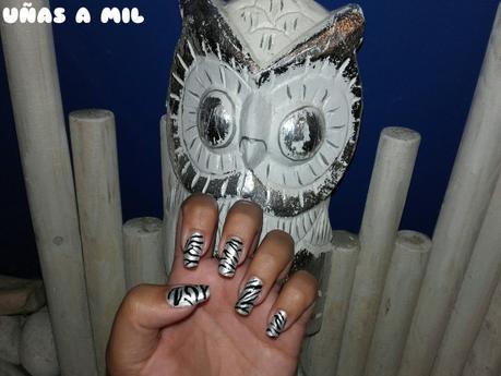 uñas_a_mil_diseño_decoracion_uñas_nail_art_blanco_negro_cebra_esmalte_pincel_fino (3)