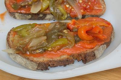 Tosta de escalivada con anchoas Tosta de escalivada con anchoas