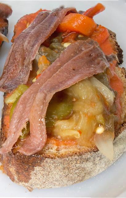 Tosta de escalivada con anchoas Tosta de escalivada con anchoas