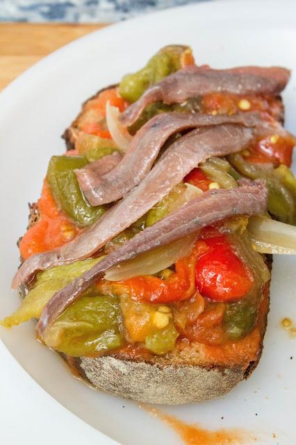 Tosta de escalivada con anchoas Tosta de escalivada con anchoas