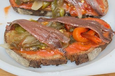 Tosta de escalivada con anchoas Tosta de escalivada con anchoas
