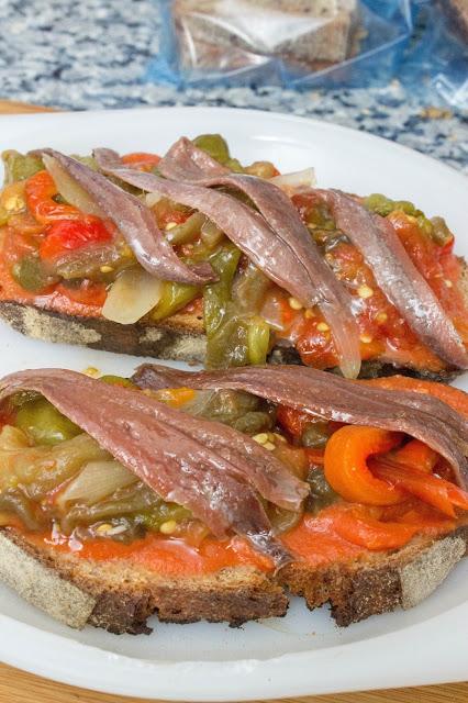 Tosta de escalivada con anchoas Tosta de escalivada con anchoas