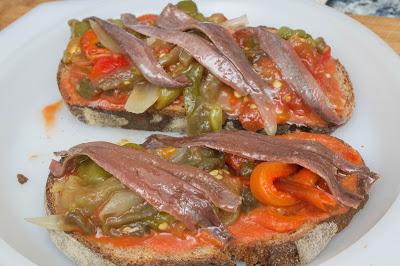 Tosta de escalivada con anchoas Tosta de escalivada con anchoas