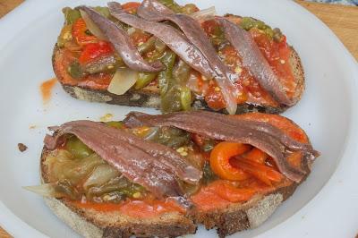 Tosta de escalivada con anchoas Tosta de escalivada con anchoas