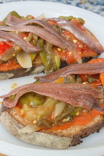 Tosta de escalivada con anchoas Tosta de escalivada con anchoas