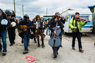Los refugiados de Calais buscan alivio en la música.
