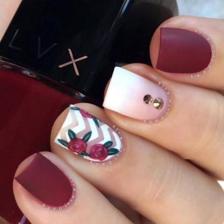 uñas color vino con rosas