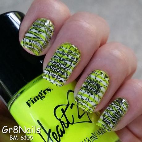 uñas verdes decoradas con sharpie