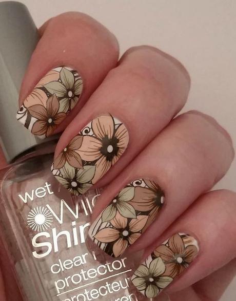 hermosas flores estampadas en las uñas