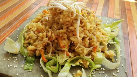 Arroz frito con brotes de soja