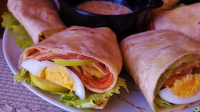 Rollos de salmón con huevos Rollos de salmón con huevos