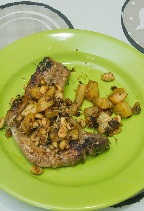 Chuleta de cerdo con pera y avellanas al romero Chuleta de cerdo con pera y avellanas al romero