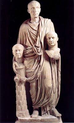 Brutus Barberini. Estatua que representa a un togado romano sosteniendo los rostros de sus antepasados o imagenes maiorum
