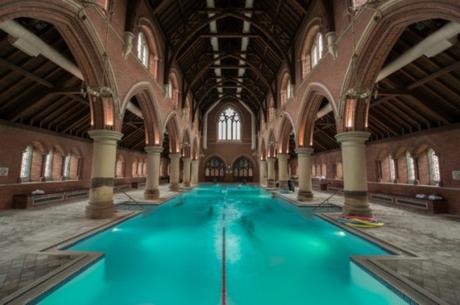 UNA IGLESIA EN LONDRES RECONVERTIDA EN UN GIMNASIO CON PISCINA