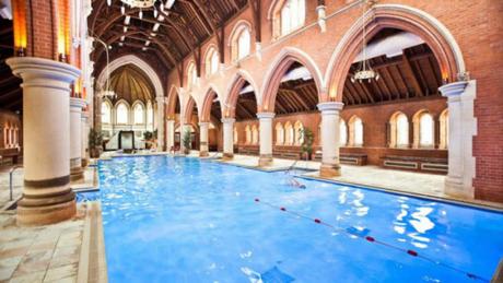 UNA IGLESIA EN LONDRES RECONVERTIDA EN UN GIMNASIO CON PISCINA